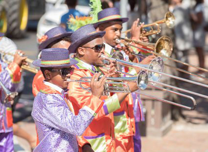 Parade: Fanfare In City of Oaks